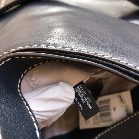 🎉Michael Kors Astor uptown studded, bluish/blk purse with silver hardware!🎉 - Picture 4 of 8